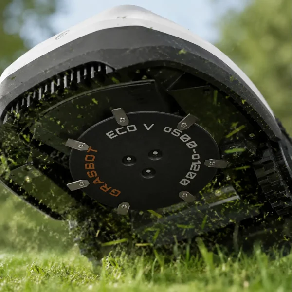 Unterseite eines Ecovacs GOAT mit montiertem Mähteller
