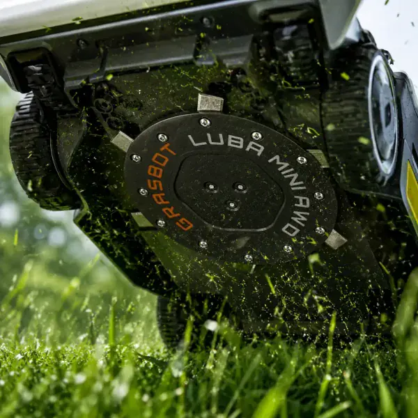 Unterseite des Mammotion LUBA MINI mit Mähteller
