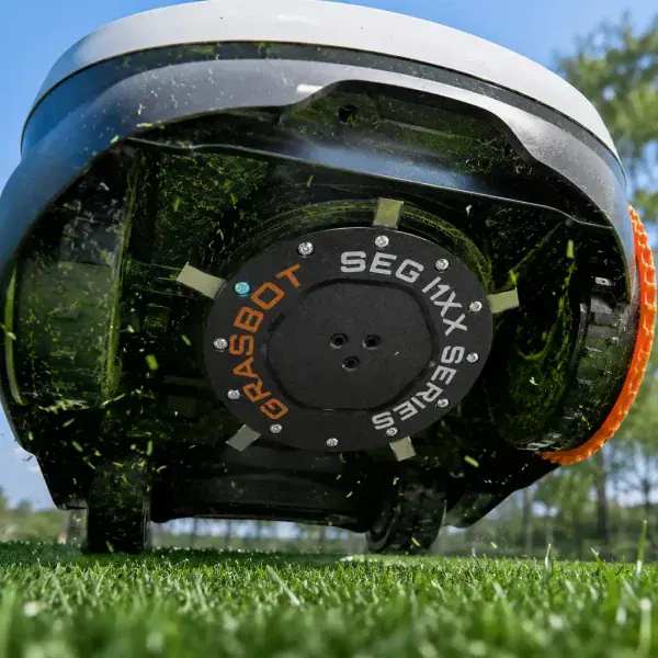 Unterseite eines Segway Navimow mit montiertem Mähteller