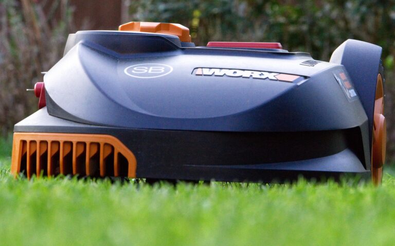 Mähroboter auf dem Rasen – Nahaufnahme von vorn